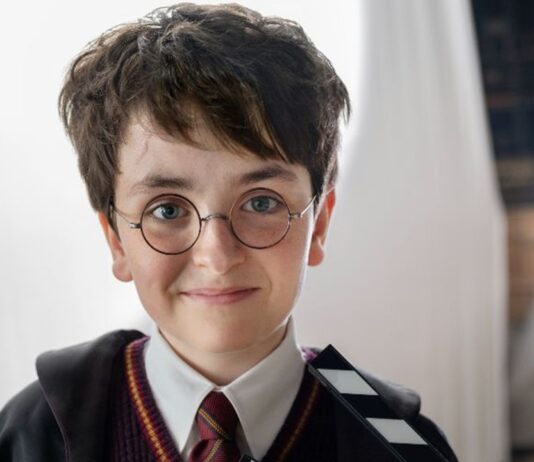 La série Harry Potter de HBO dévoile son héros et entame son tournage Dominic McLaughlin incarne Harry Potter dans la série HBO, premier aperçu en costume