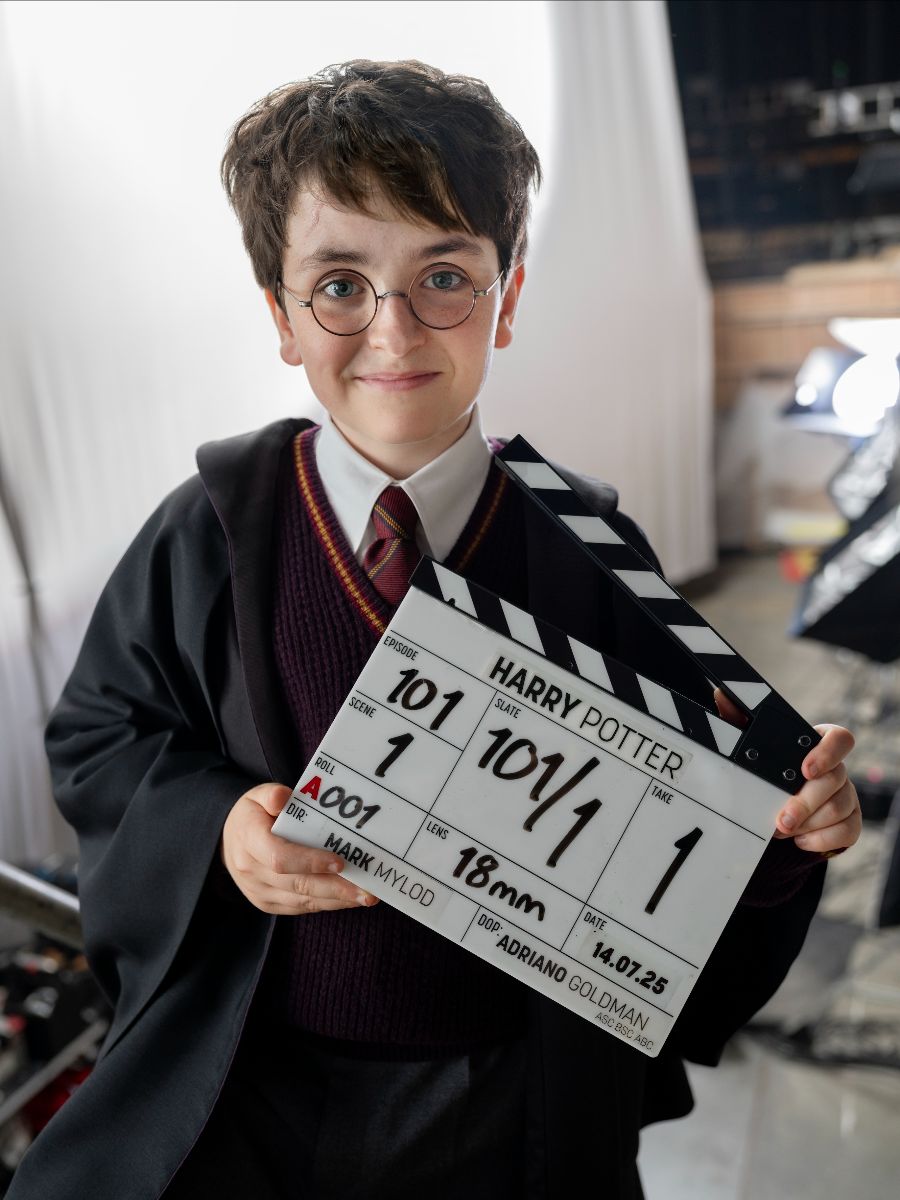 Première image officielle de Dominic McLaughlin en Harry Potter sur le tournage HBO, avec clap de début