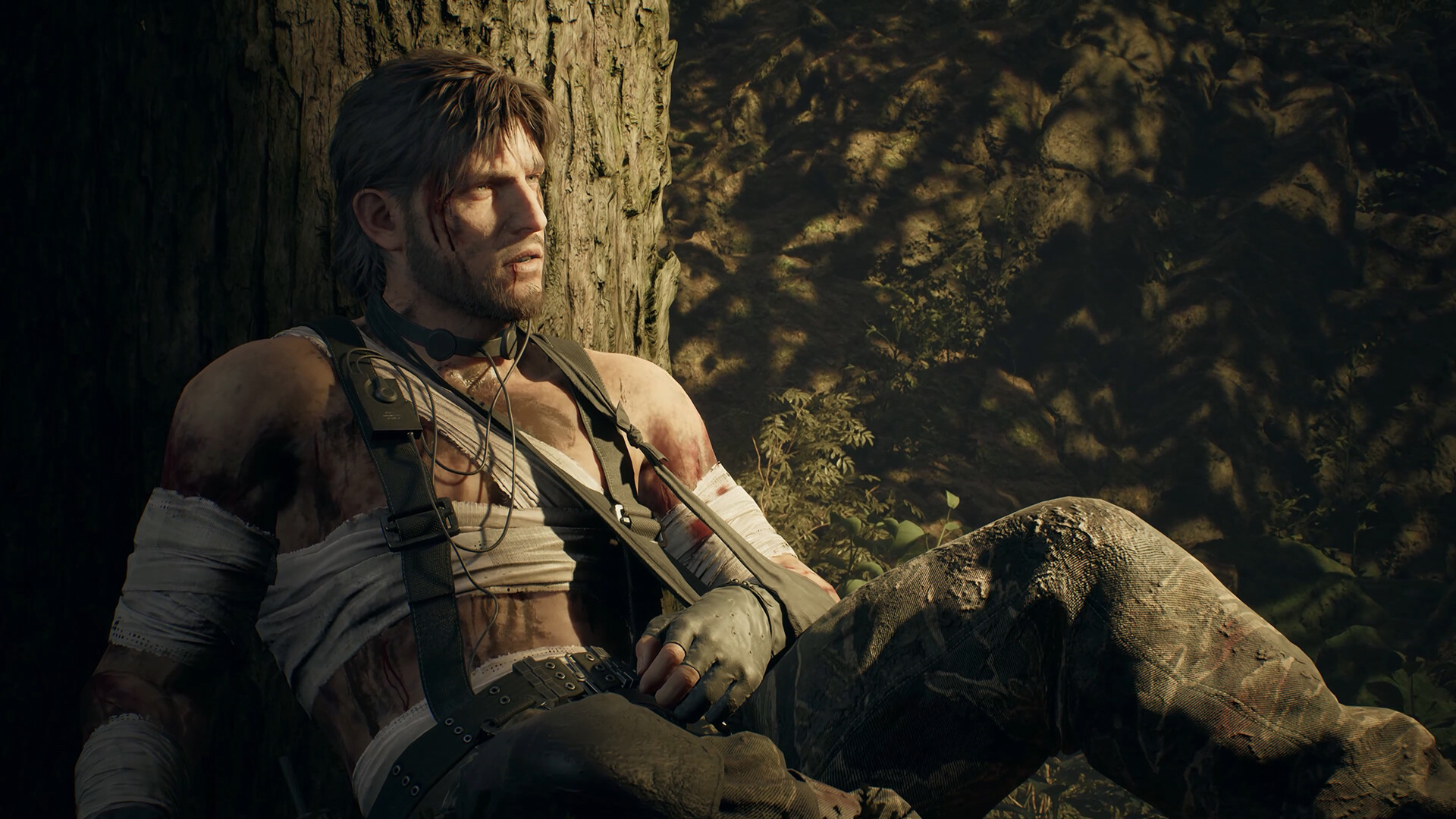  Naked Snake blessé adossé à un arbre dans la jungle dans Metal Gear Solid Delta Snake Eater