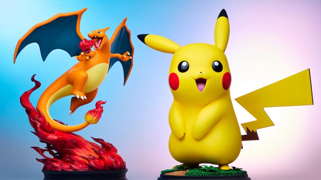 Statues Pokémon grandeur nature de Pikachu et Dracaufeu exposées côte à côte par Sideshow