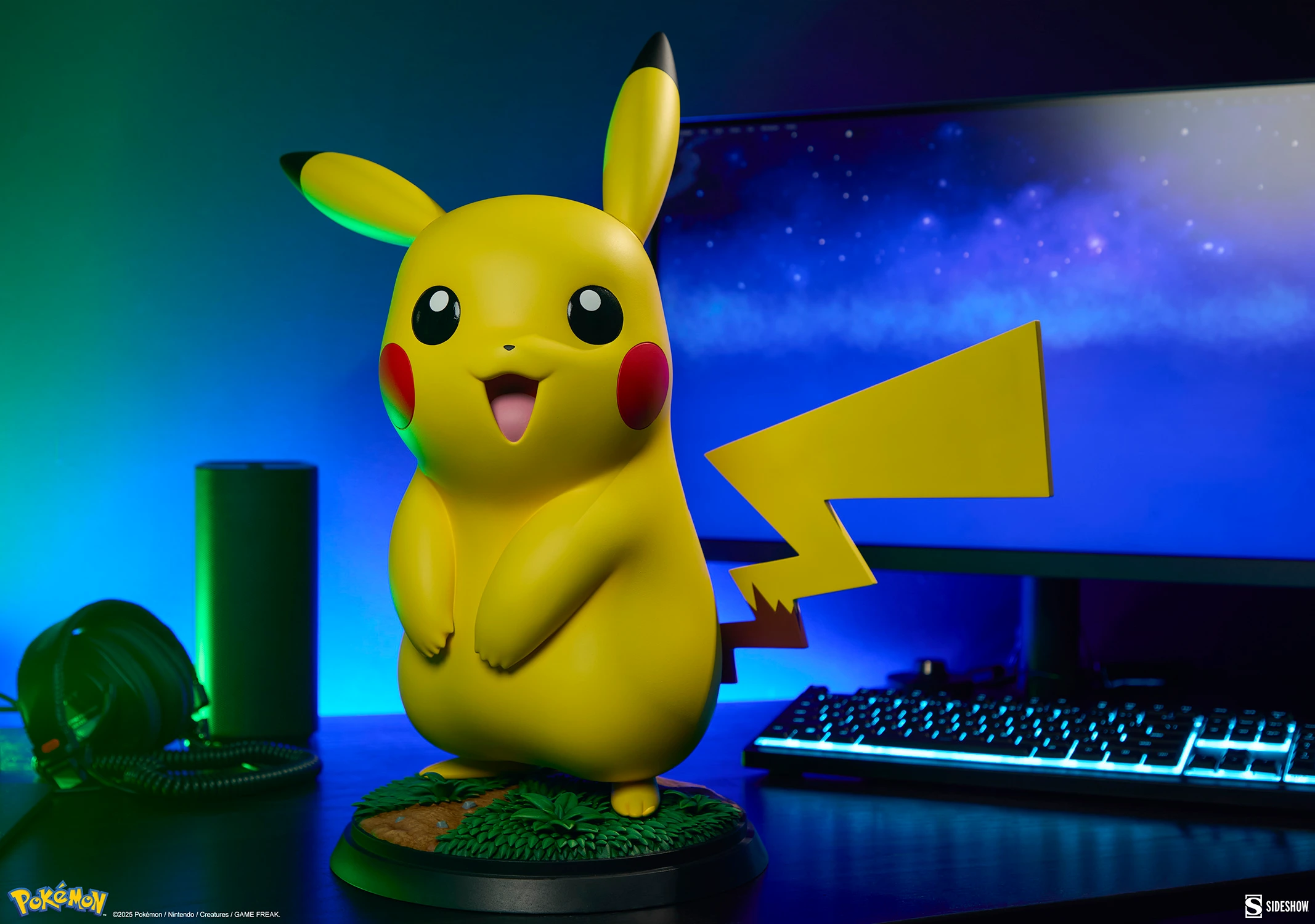  Figurine Pikachu grandeur nature de Sideshow exposée sur un bureau gaming éclairé