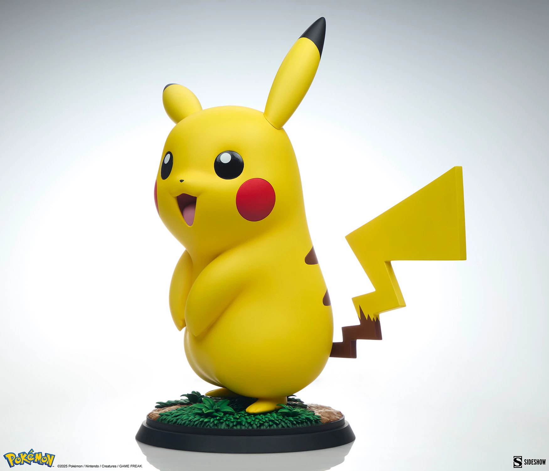 Profil latéral de la figurine de Pikachu grandeur nature signée Sideshow