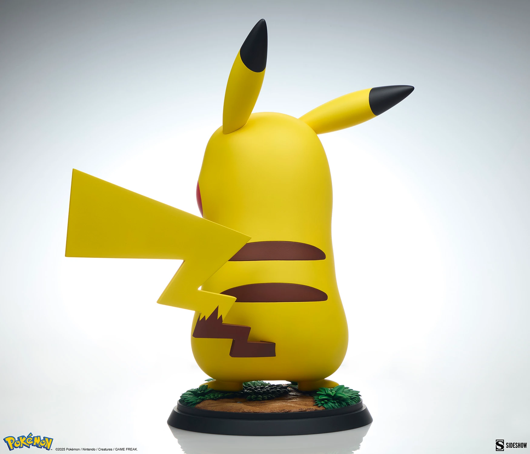 Détail de la queue et du dos de la statue Pikachu grandeur nature par Sideshow