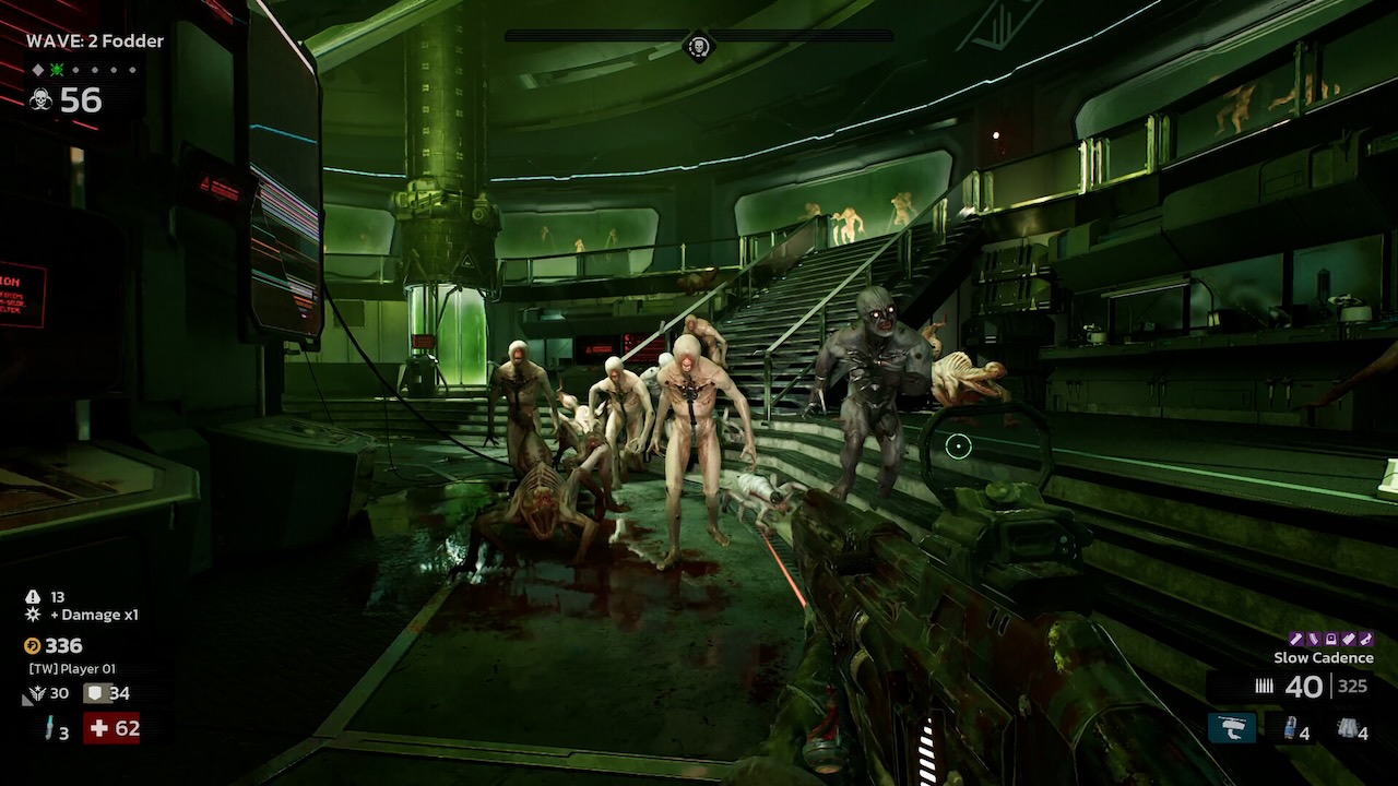  Séquence de gameplay de Killing Floor 3 dans un laboratoire futuriste face à une vague de Zeds en vue FPS