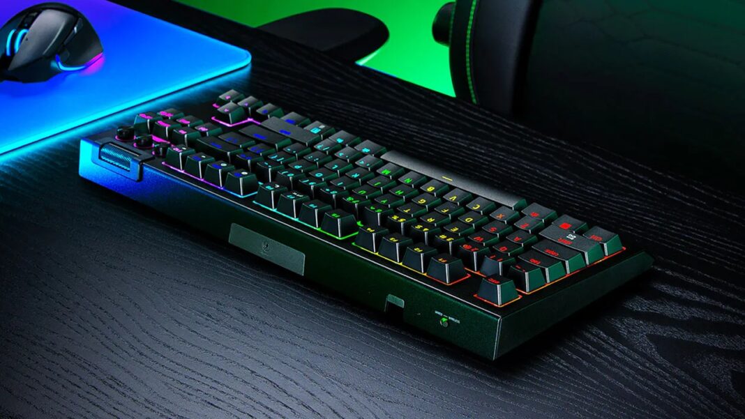 Clavier Razer BlackWidow V4 Tenkeyless HyperSpeed avec rétroéclairage RGB sur un bureau gaming