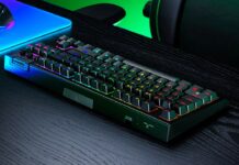 TEST – Razer BlackWidow V4 Tenkeyless HyperSpeed Clavier Razer BlackWidow V4 Tenkeyless HyperSpeed avec rétroéclairage RGB sur un bureau gaming