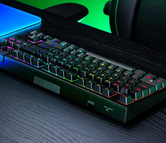 TEST – Razer BlackWidow V4 Tenkeyless HyperSpeed Clavier Razer BlackWidow V4 Tenkeyless HyperSpeed avec rétroéclairage RGB sur un bureau gaming