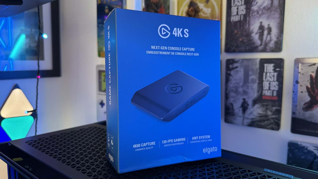 Présentation du packaging du Elgato 4K S sur un setup gaming