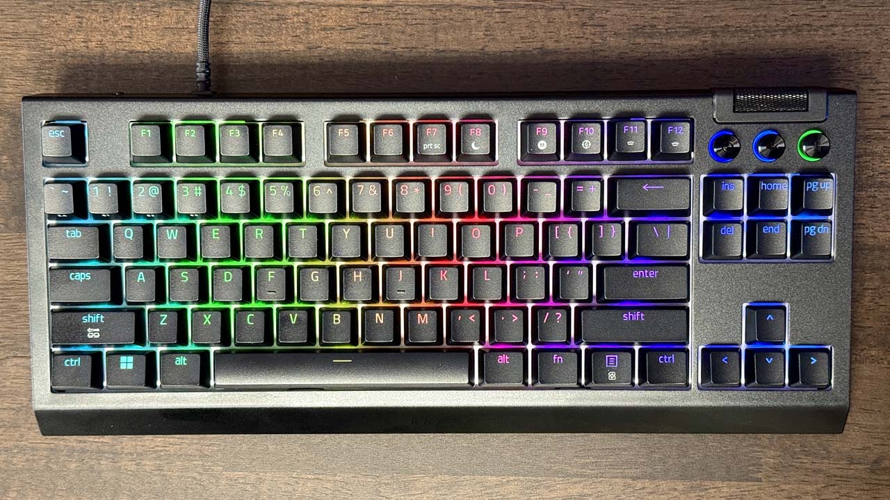 Disposition complète du clavier Razer BlackWidow V4 TKL HyperSpeed avec rétroéclairage RGB actif