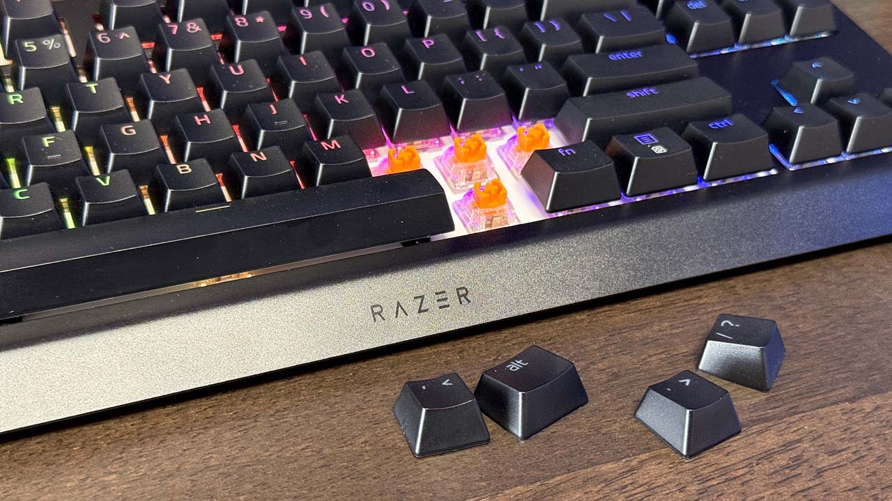 Zoom sur les switches remplaçables du clavier Razer BlackWidow V4 TKL HyperSpeed et les touches retirées