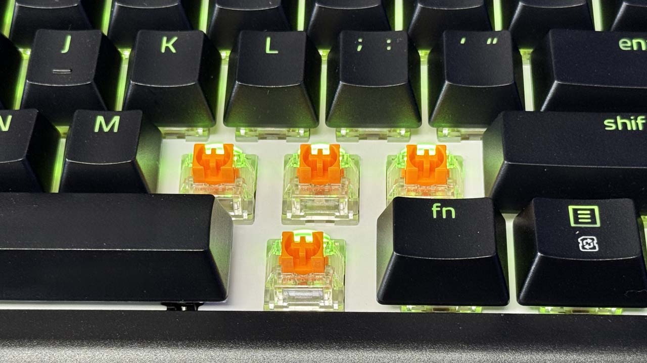 Switchs Orange de Razer exposés sous les touches du BlackWidow V4 TKL HyperSpeed