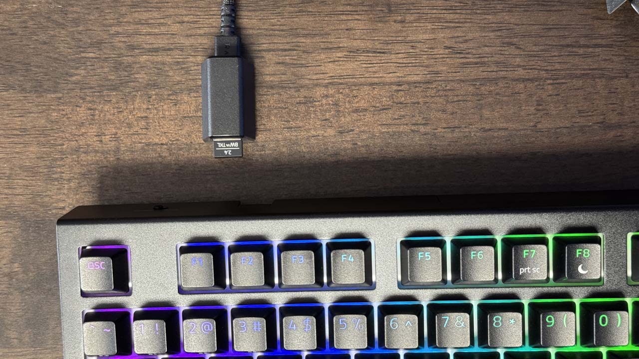 Dongle USB 2.4 GHz du Razer BlackWidow V4 TKL HyperSpeed prêt à être connecté