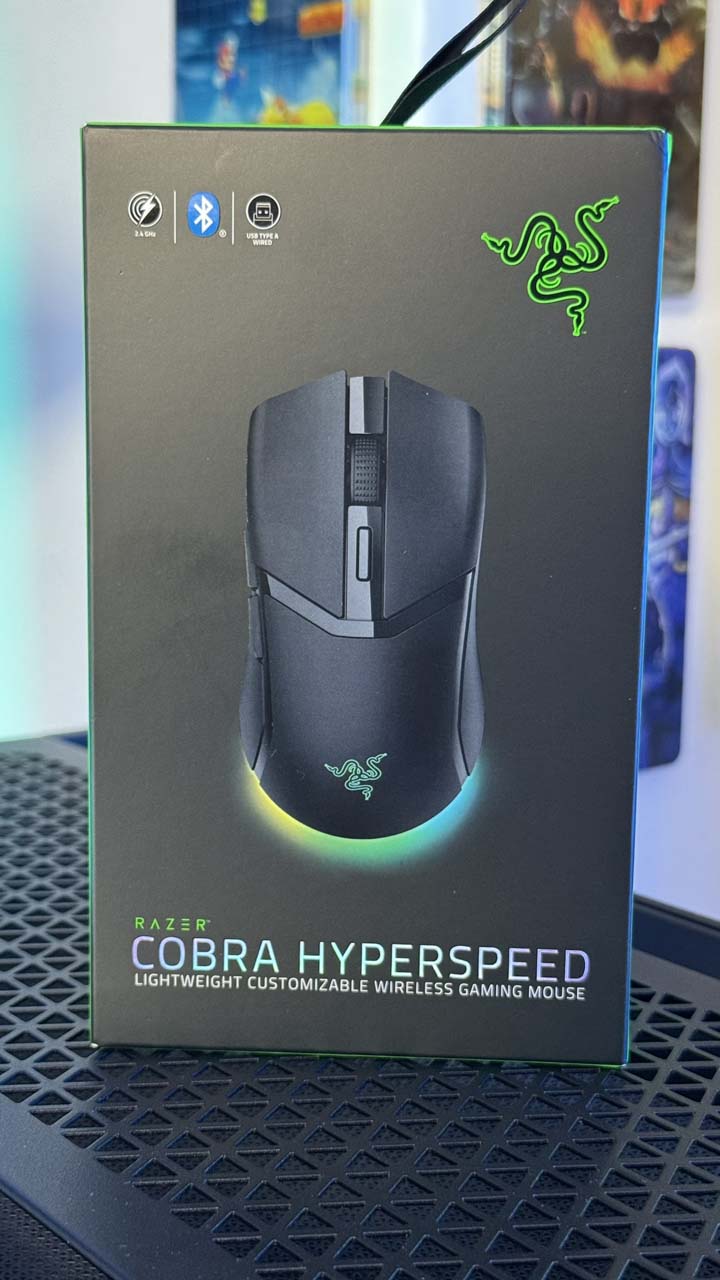 Boîte de la souris gaming Razer Cobra HyperSpeed avec visuel du produit et logos de connectivité
