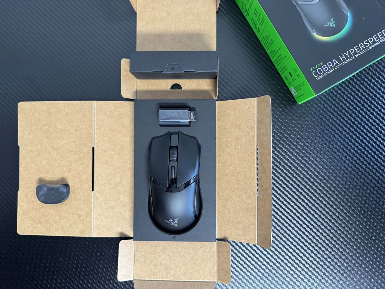 Unboxing de la Razer Cobra HyperSpeed avec souris et récepteur sans fil