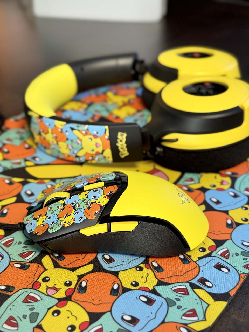 Zoom sur le casque Kraken V4X et la souris Cobra aux couleurs de Pikachu, sur tapis Razer Gigantus V2 à motif Pokémo