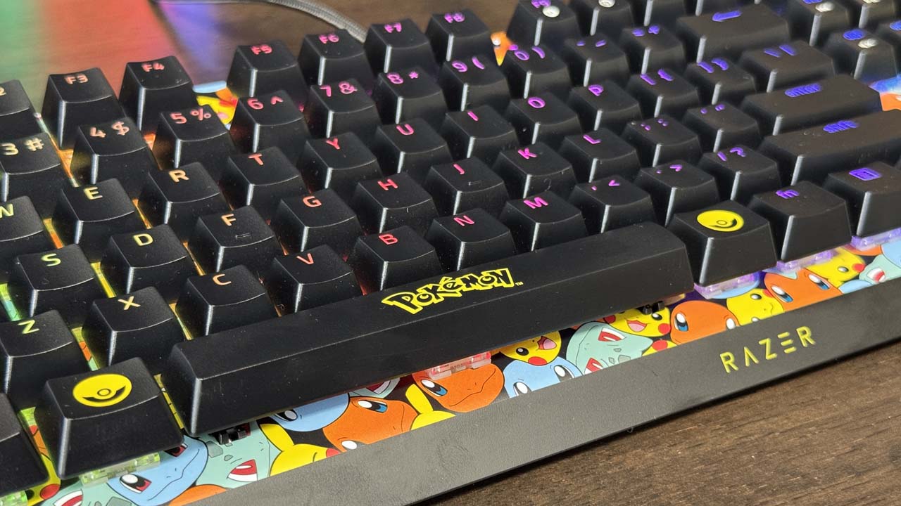 Logo Pokémon sur la barre d’espace du clavier Razer BlackWidow V4X personnalisé avec les starters de Kanto