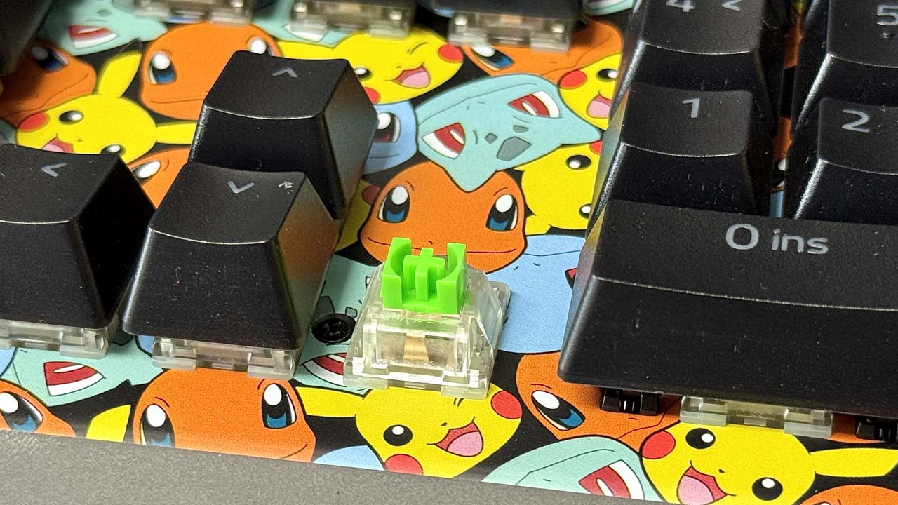 Zoom sur le switch vert mécanique Razer sous une touche du clavier BlackWidow V4X édition Pokémon