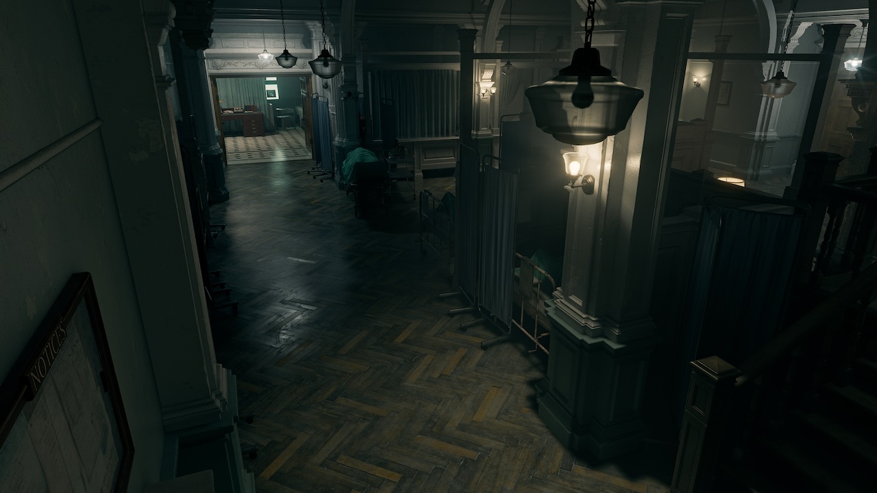 Couloir sombre d’une clinique abandonnée dans Resident Evil Requiem, éclairé par des lampes suspendues et des rideaux médicaux