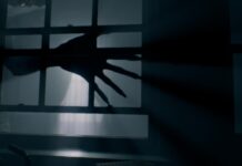 Resident Evil Requiem dévoile un second trailer Ombre d’un monstre mutant projetée sur une fenêtre dans Resident Evil Requiem, renforçant l’atmosphère angoissante du jeu