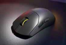 TEST – Corsair SABRE v2 Pro Ultralight, une souris sans fil qui passe pour une coque vide Image promotionnelle close up de la souris Corsair Sabre V2 Pro Ultralight
