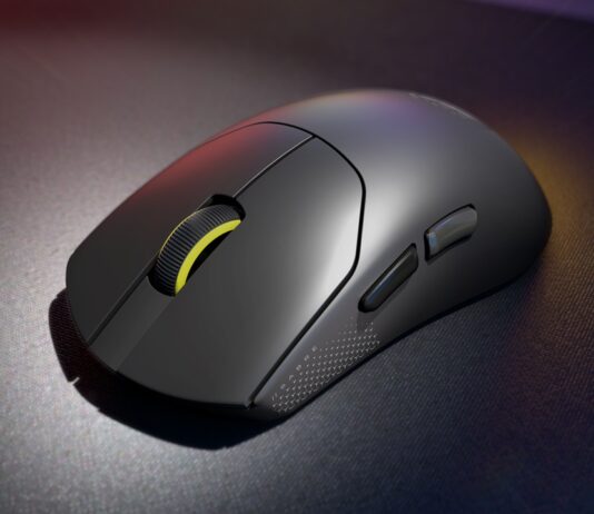 TEST – Corsair SABRE v2 Pro Ultralight, une souris sans fil qui passe pour une coque vide Image promotionnelle close up de la souris Corsair Sabre V2 Pro Ultralight