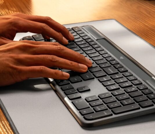 TEST – Logitech Slim Solar+ K980, le clavier solaire sans fil qui n’a jamais besoin d’être rechargé