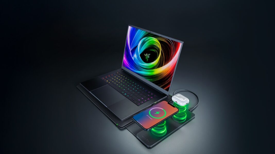 Test du Razer Laptop Sleeve 16, une housse premium qui protège un PC portable et recharge les appareils sans fil.