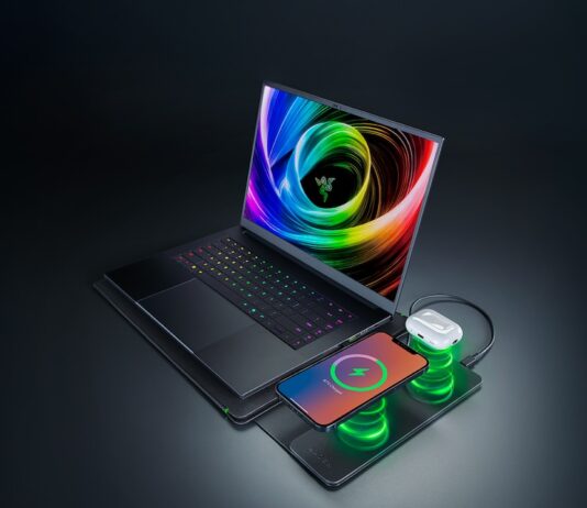 TEST – RAZER Laptop Sleeve 16″ : cette housse cache une vraie station de recharge nomade Test du Razer Laptop Sleeve 16, une housse premium qui protège un PC portable et recharge les appareils sans fil.