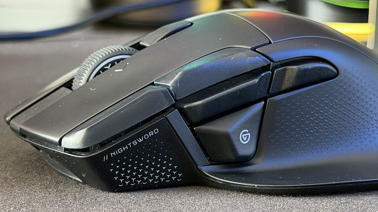 La touche Elgato de la souris Corsair Nightsword V2 Wireless SD pour ouvrir le Virtual Stream Deck