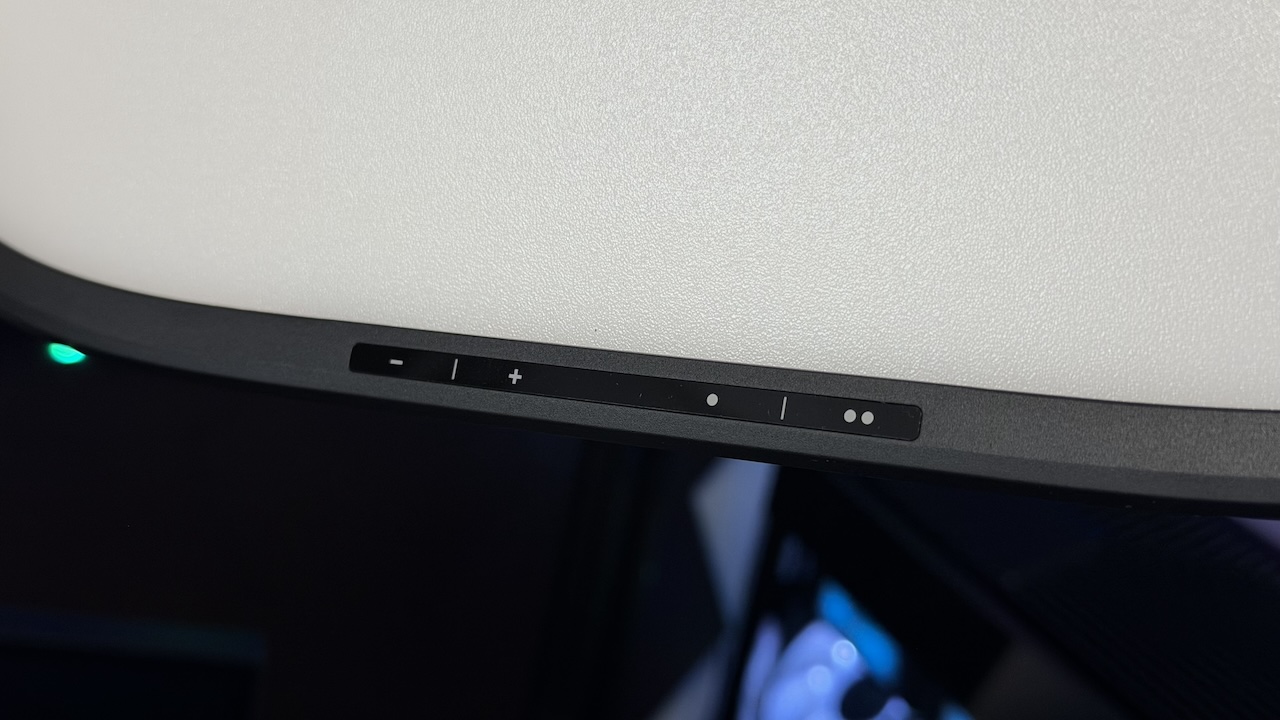 Elgato ajoute enfin des commandes directement sur la lampe, avec réglage de la luminosité et deux préréglages accessibles sans passer par l’application.