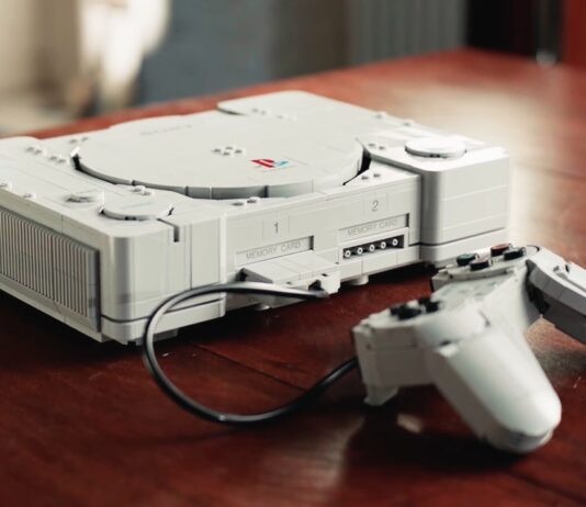 LEGO PlayStation : la PS1 officielle arrive en octobre, voici son prix et ses 1 911 pièces